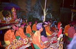 mini-800px-gamelan_jegog.jpg